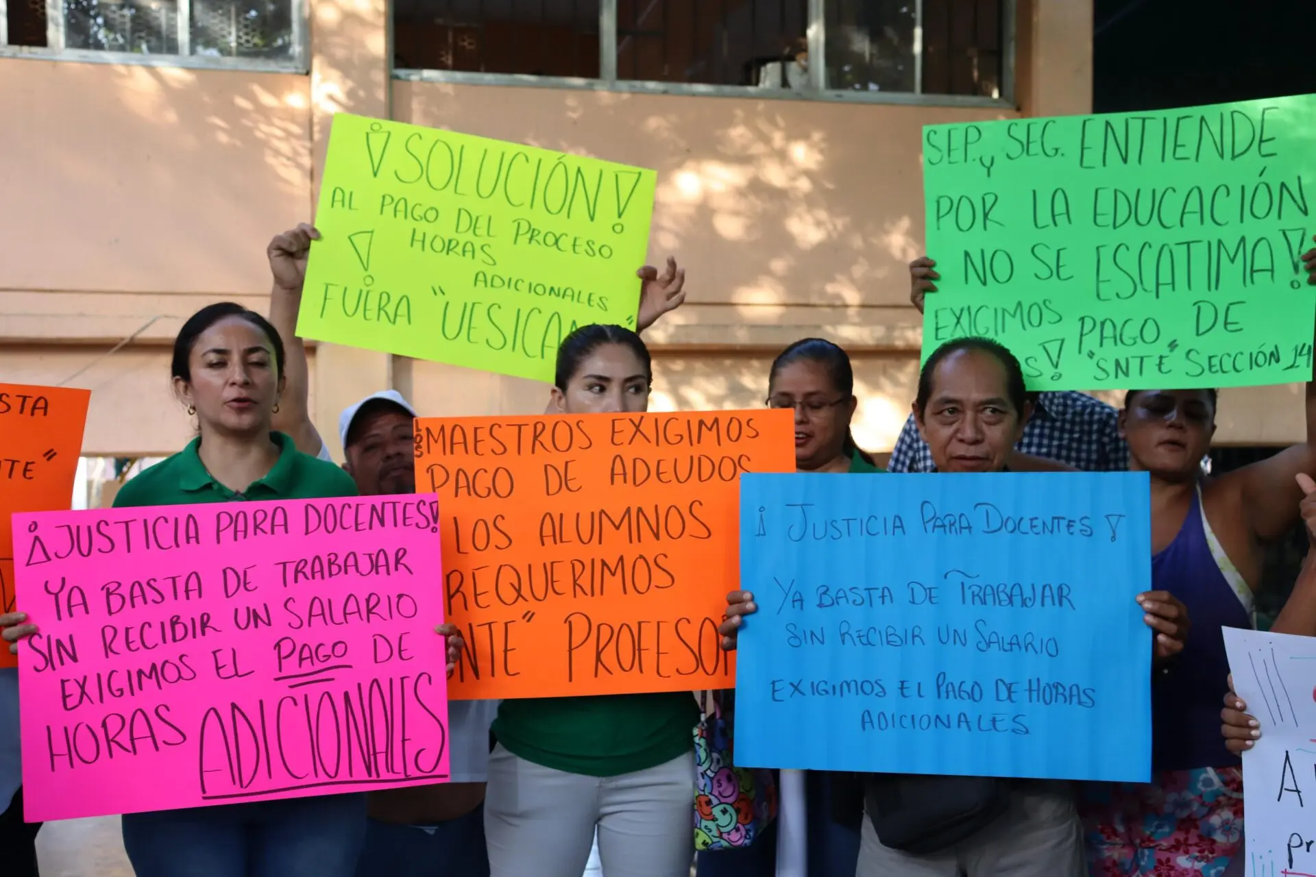 Protestan padres de familia en Acapulco; exigen docentes para la ...