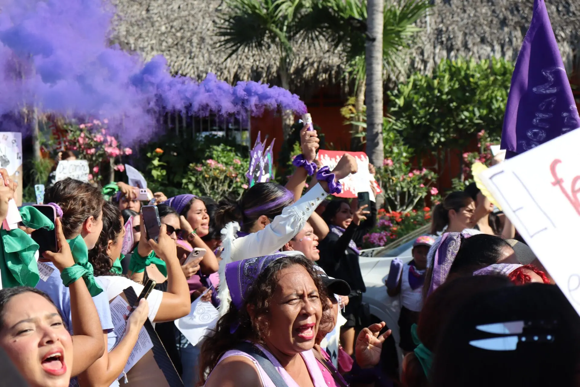 Marchan cientos de mujeres por el día de la mujer en Acapulco - anews
