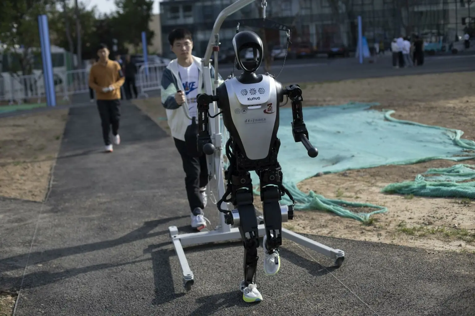 Robots humanoides correrán media maratón junto a humanos en Pekín - anews