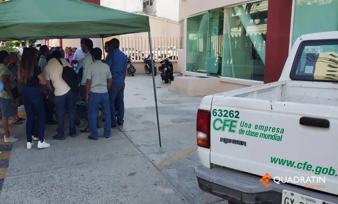 Vecinos toman oficinas de la CFE en Acapulco; exigen atención a postes ...