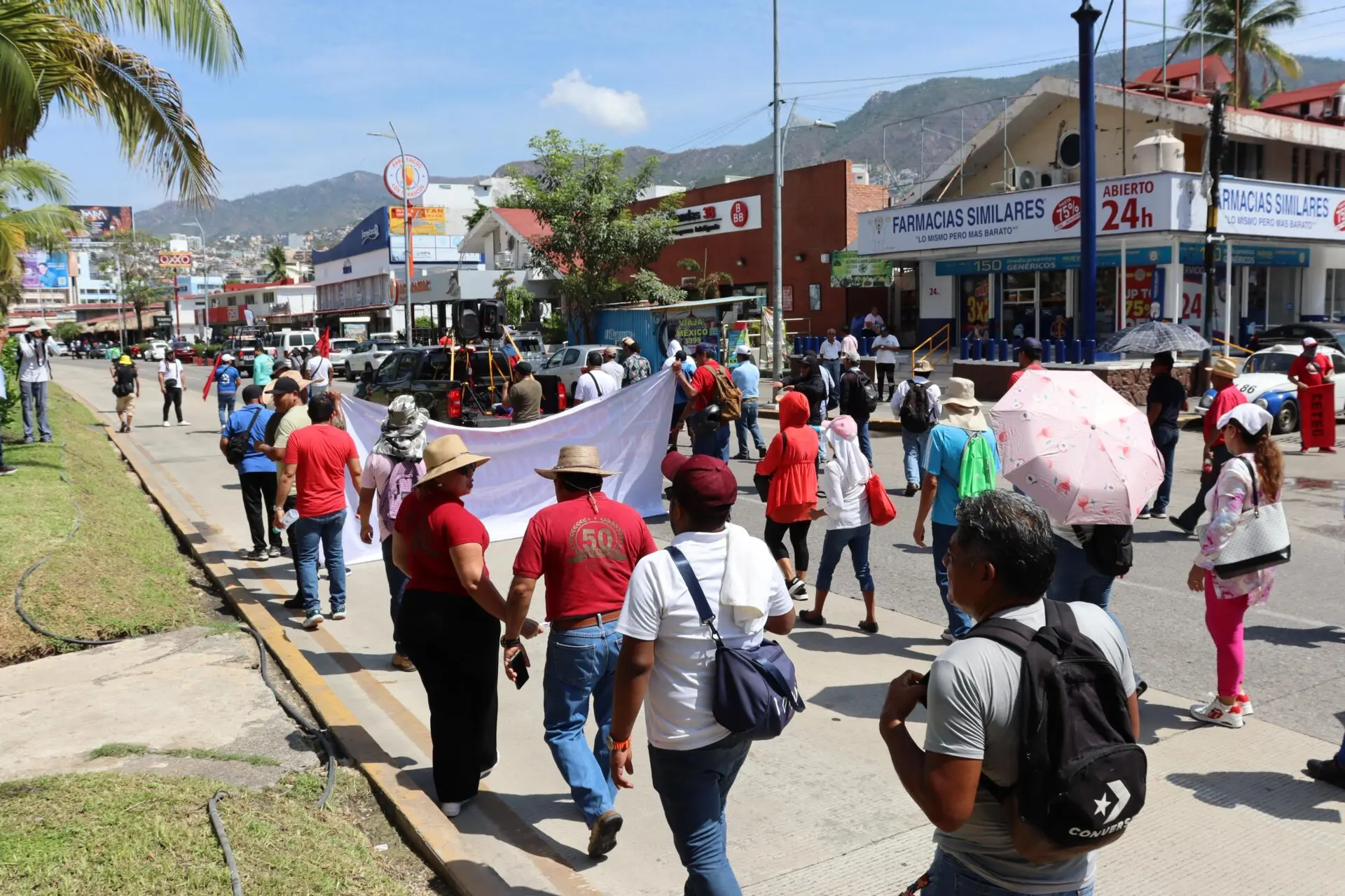 Bloquean maestros de la CETEG la costera Miguel Alemán