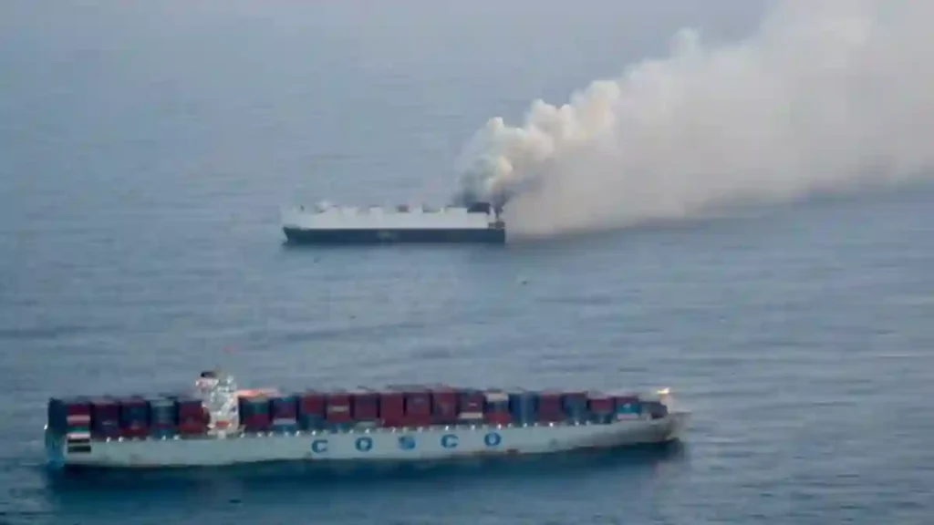 Incendio en barco con autos eléctricos rumbo a México sigue sin control frente a Alaska - anews