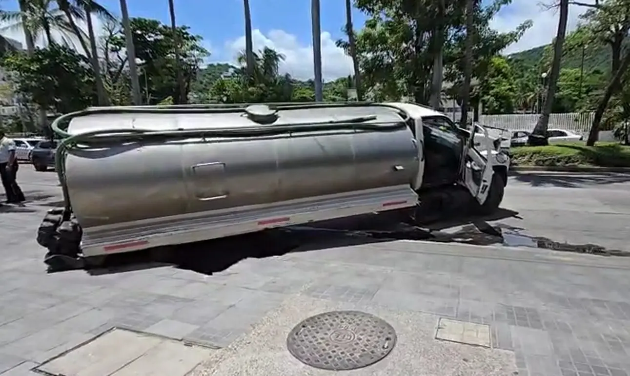 Pipa de agua cae en socavón en Costera de Acapulco - anews
