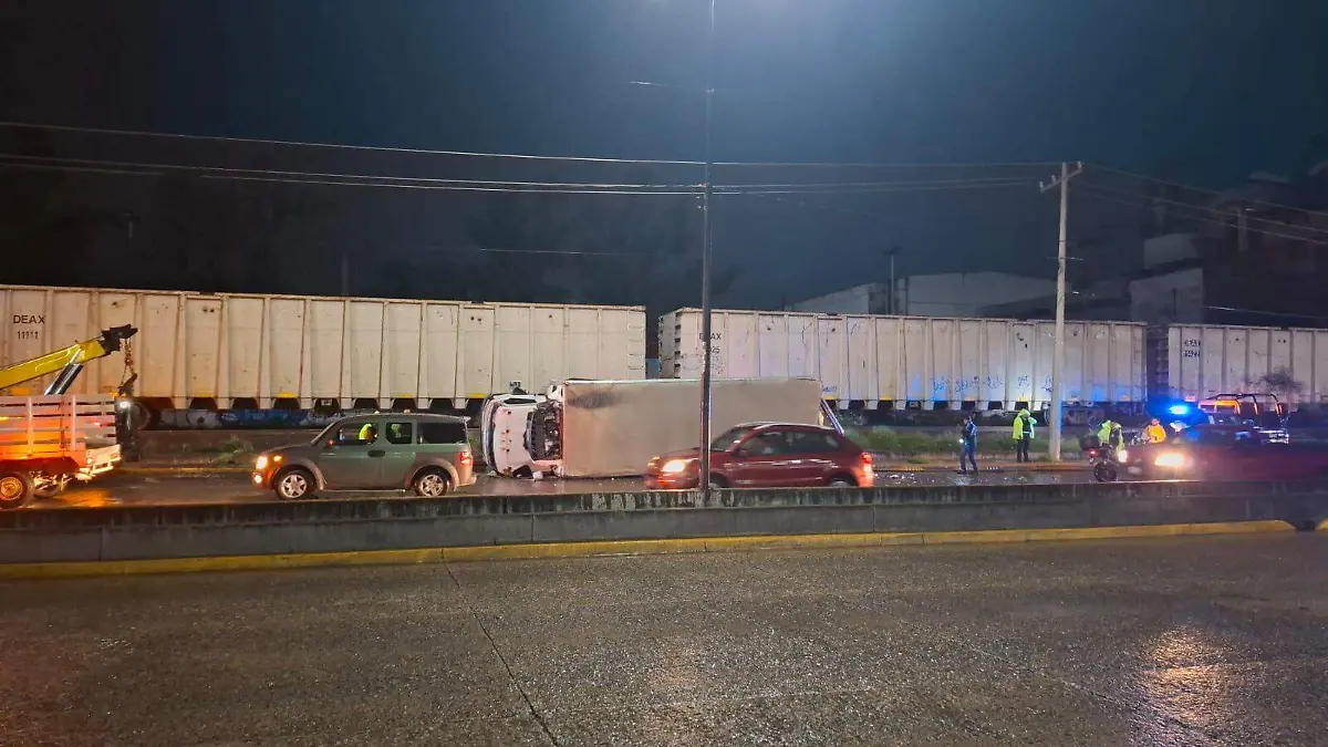 Camión de carga intenta ganar el paso y resulta impactado por tren en ...