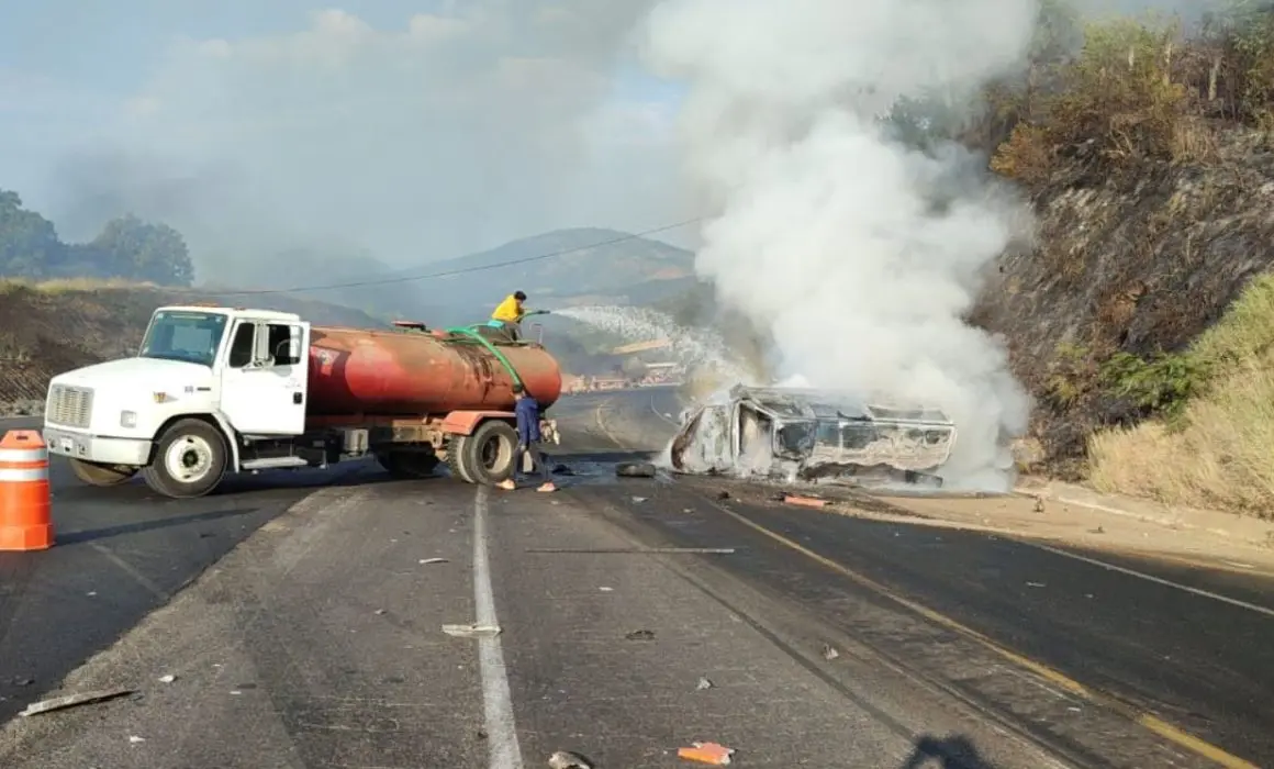 Choque de tráileres en la Autopista Siglo 21 deja siete personas sin ...
