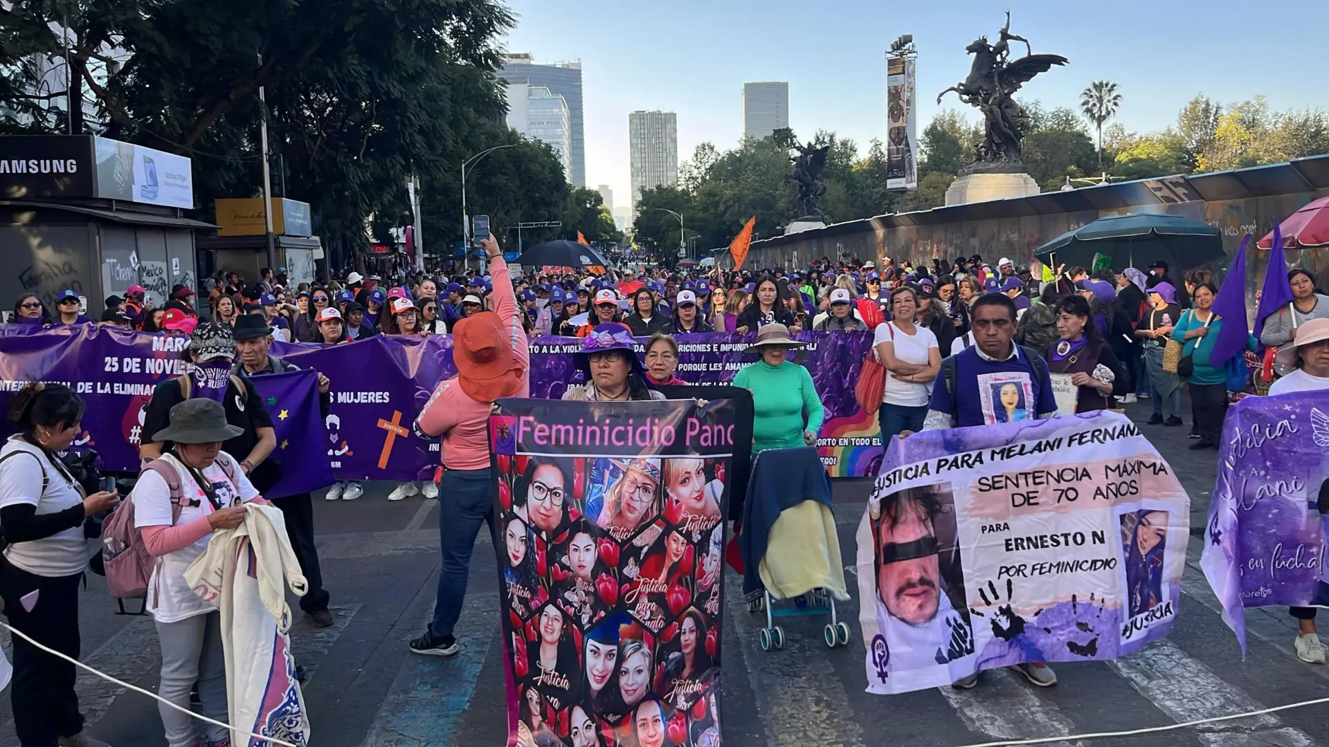 Marchan colectivos de mujeres en CDMX contra la violencia - anews